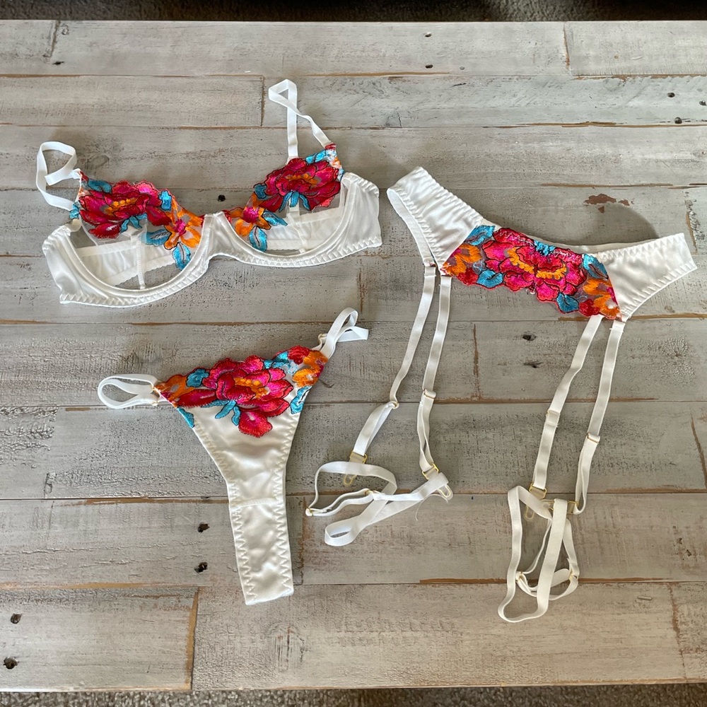 “Lily” flower embroidered 3-piece lingerie set